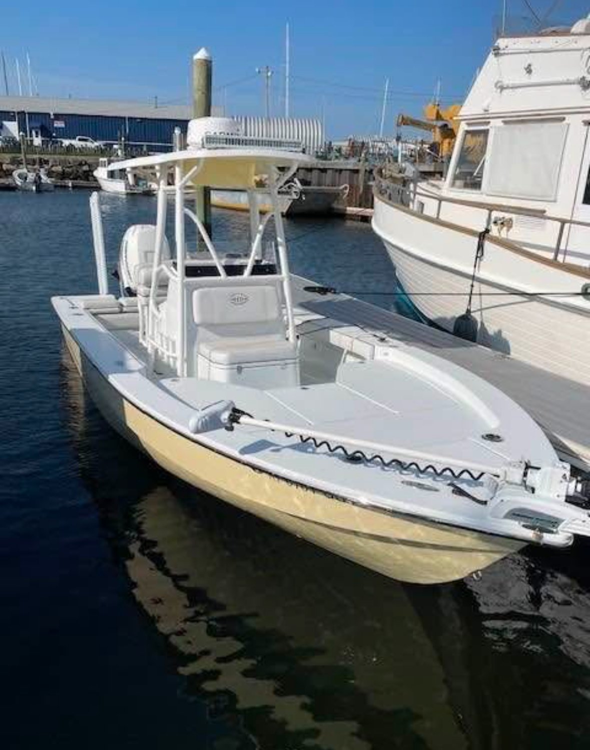 2018 Hell's Bay Estro Fighting Lady Yellow photo